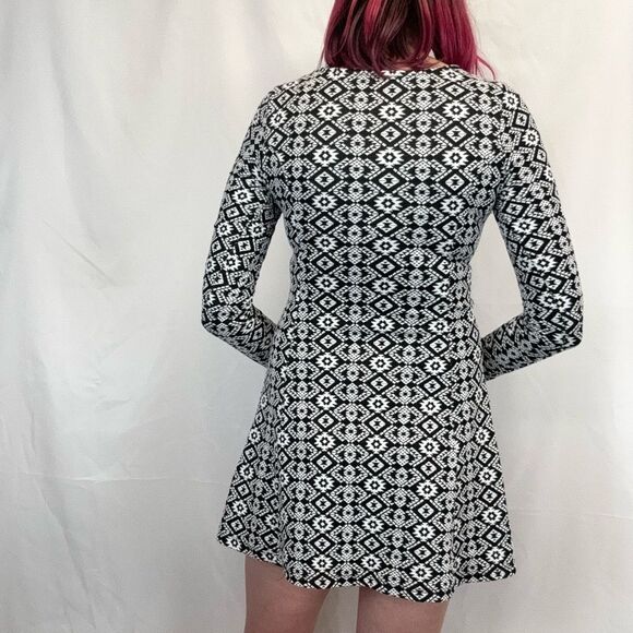 Women's Black White Geometric Fit Flare Dress Long Sleeve Knee Length S - Picture 2 of 12
